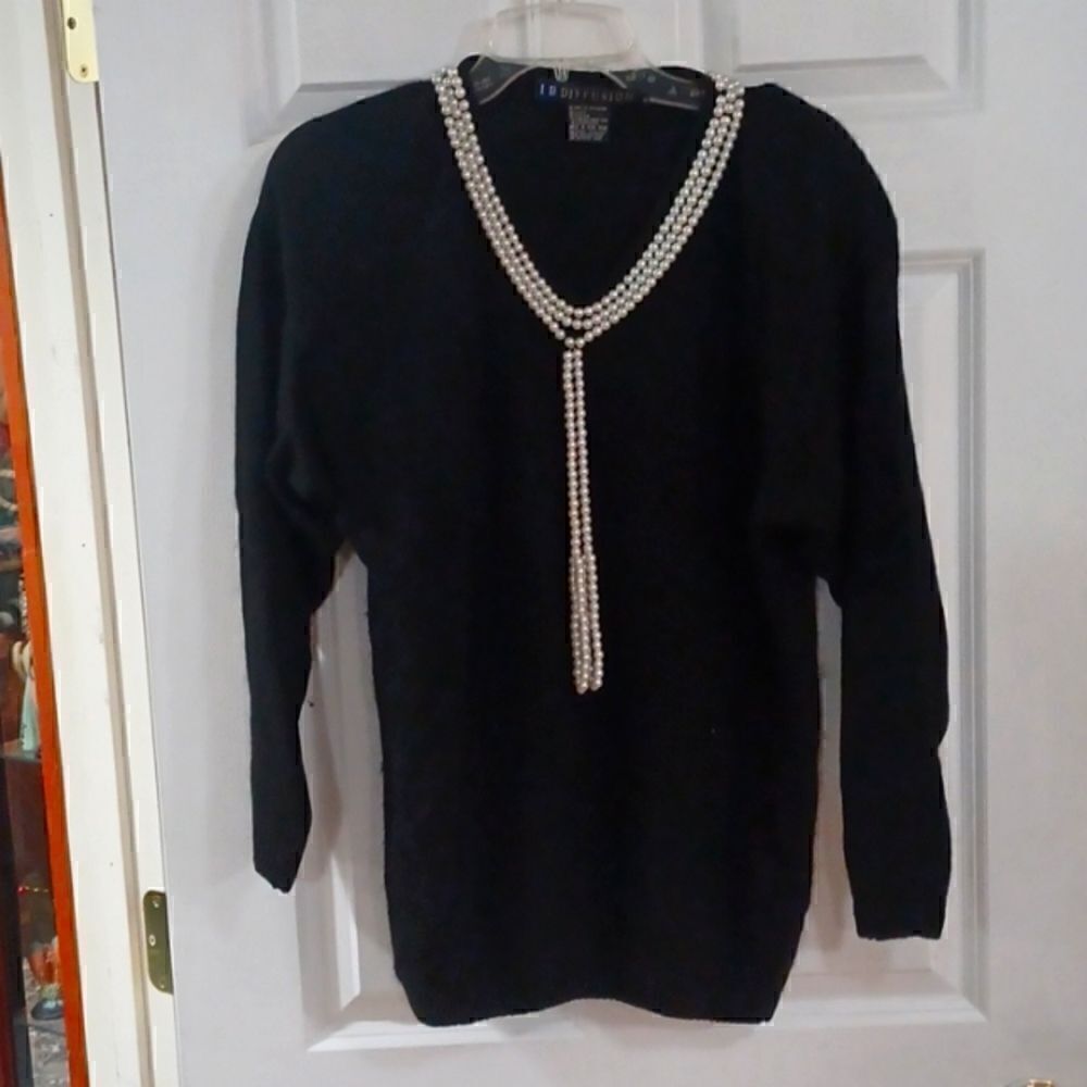Black Sweater and Pearl's I.B. Diffusion
